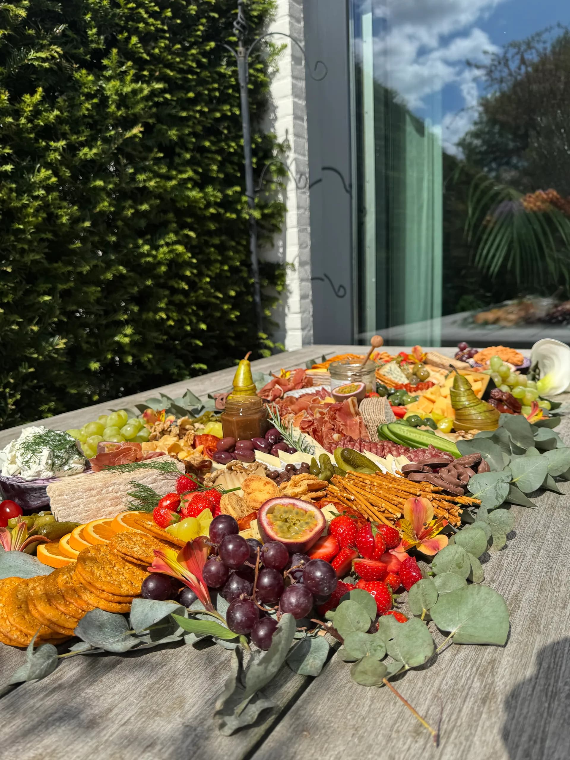 Grazing table met charcuterie, kaas en vers fruit