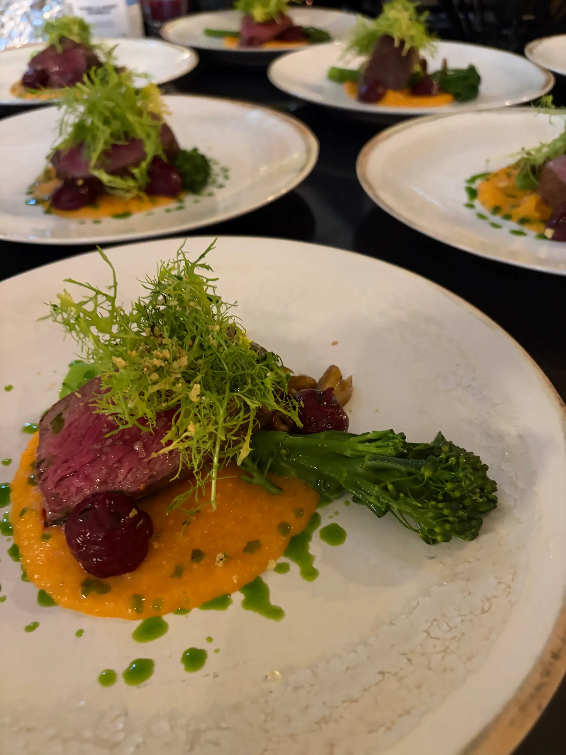Hoofdgerecht met wortelcrème en broccolini