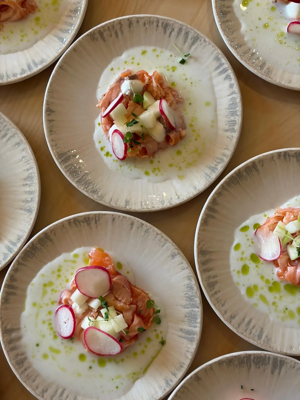 Gemarineerde zalm met radijs, appel en kruidenolie